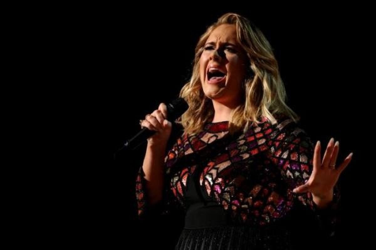 Adele menggebrak Grammy dengan "Hello"