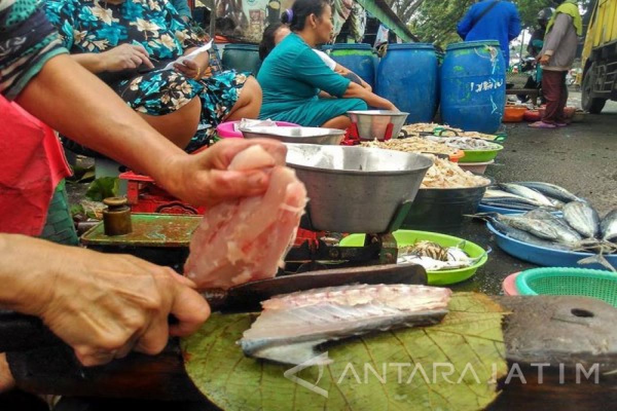 Pedagang: Ikan Laut di Bojonegoro Langka (Video)