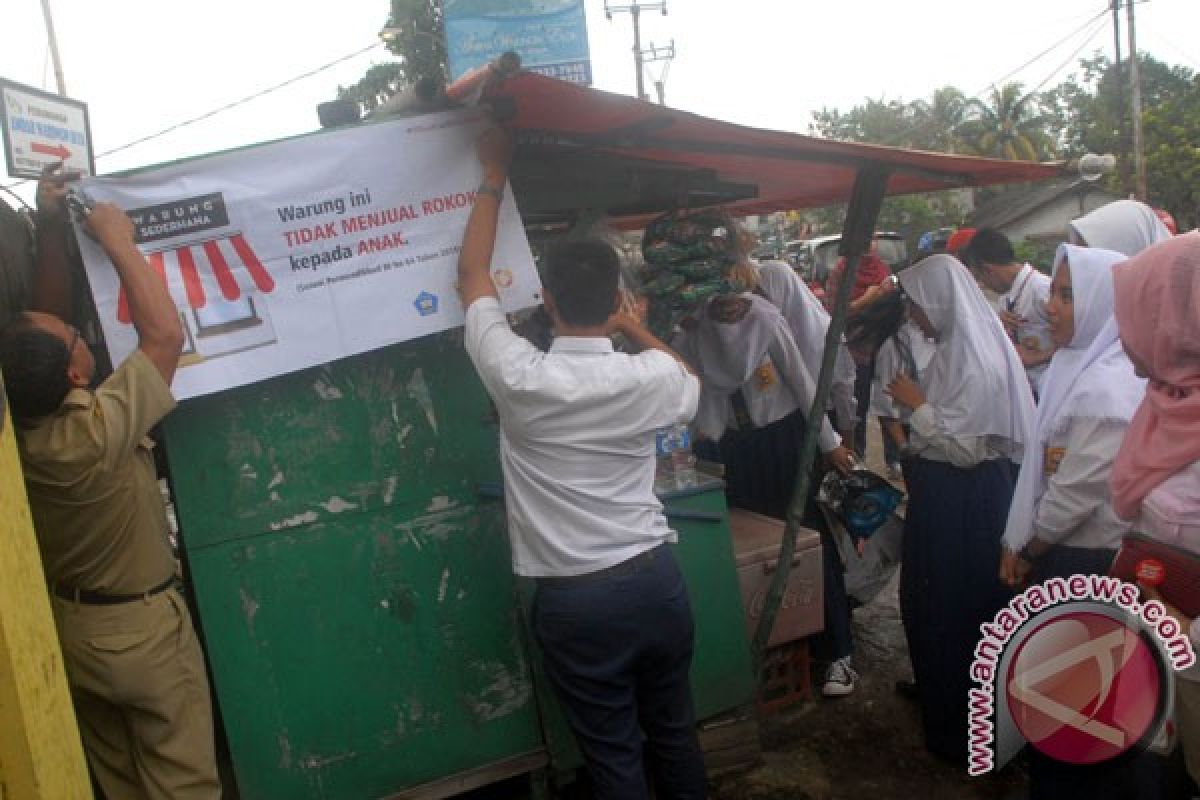 Tiga sekolah di Bogor turunkan spanduk rokok