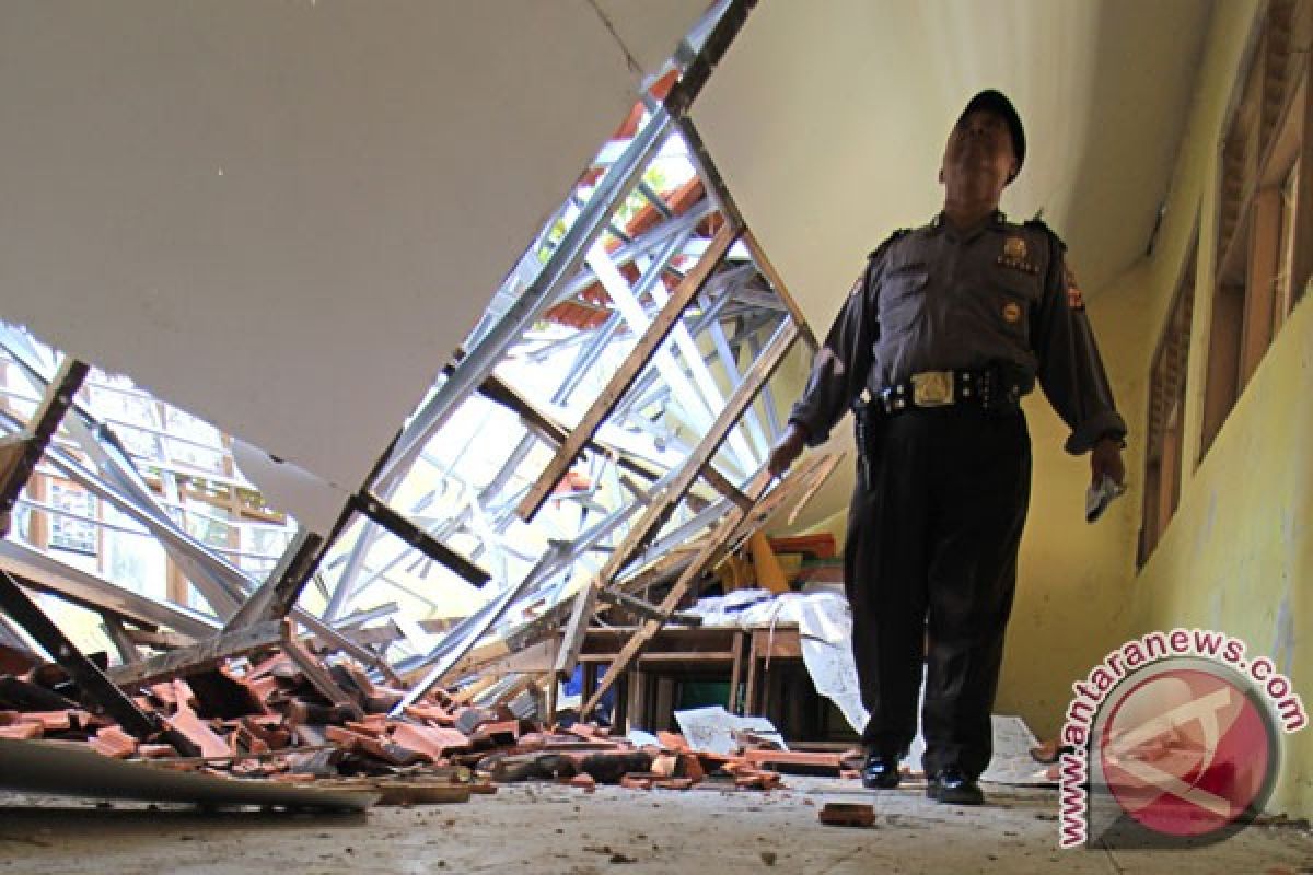 Kegiatan belajar terganggu akibat bangunan sekolah ambruk