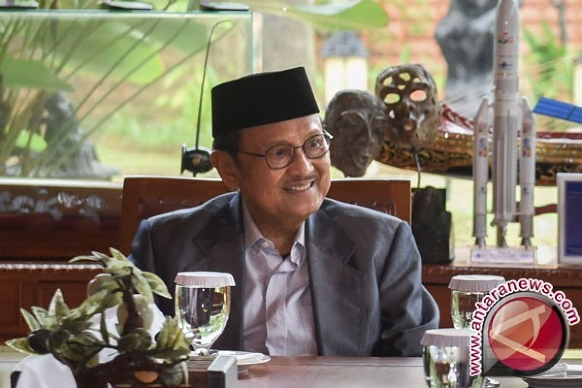 BJ Habibie sambut baik pengembangan pesawat R80