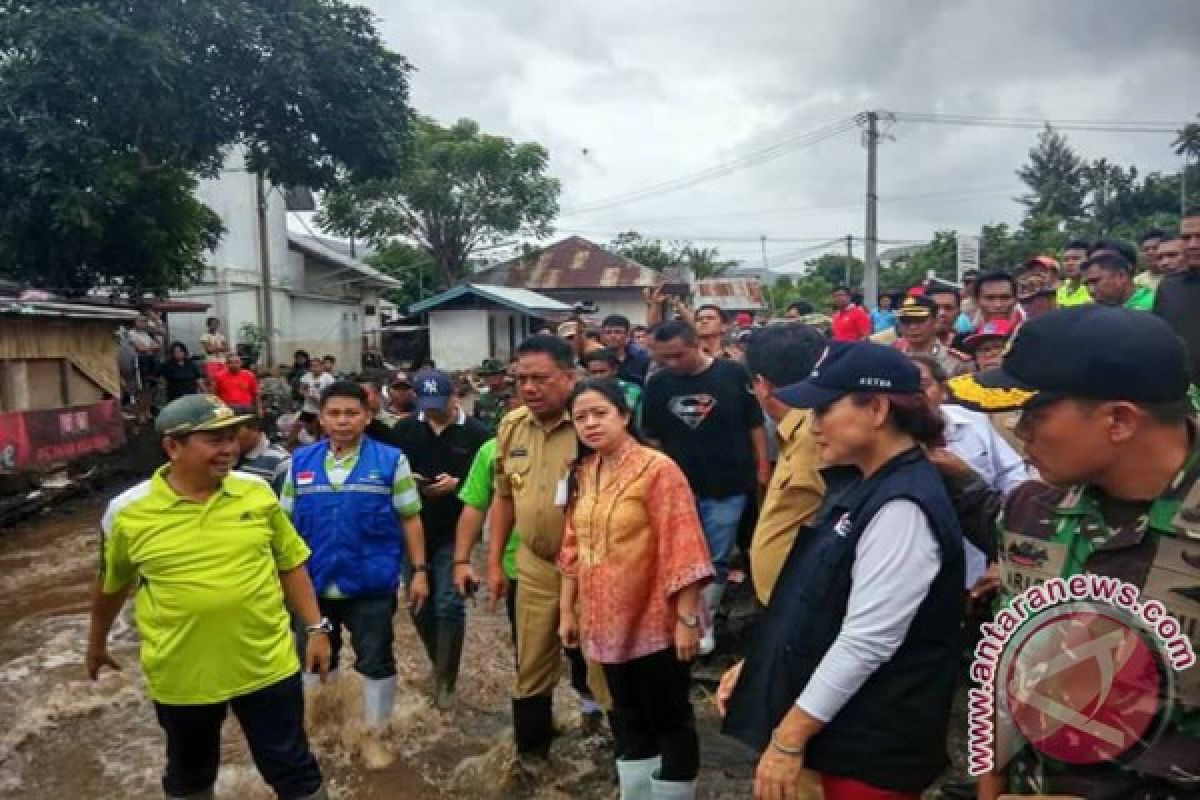 Puan Kunjungi Korban Bencana Saat Hujan Deras 