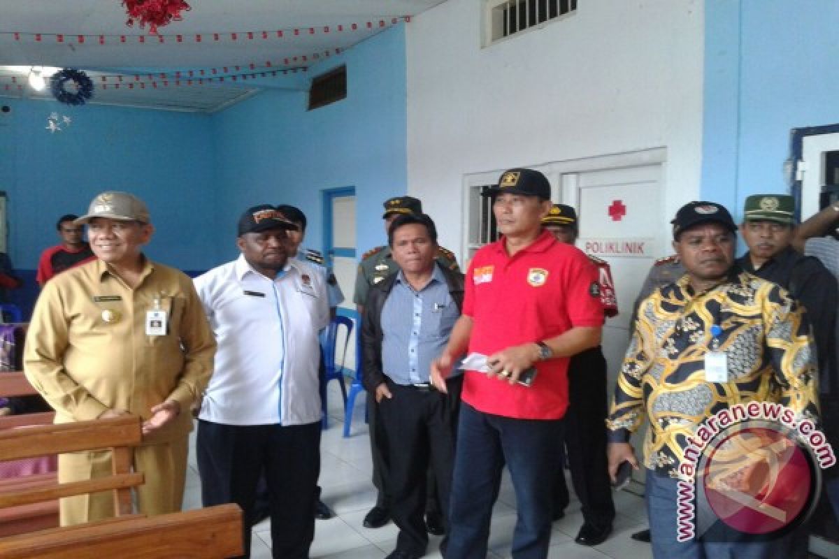 Gubernur Pantau TPS di Manokwari