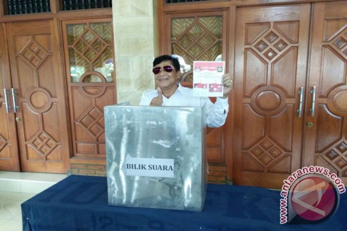 Pilkada 2017 - Zuhadmono gunakan hak pilih di Jogoyudan Wates 