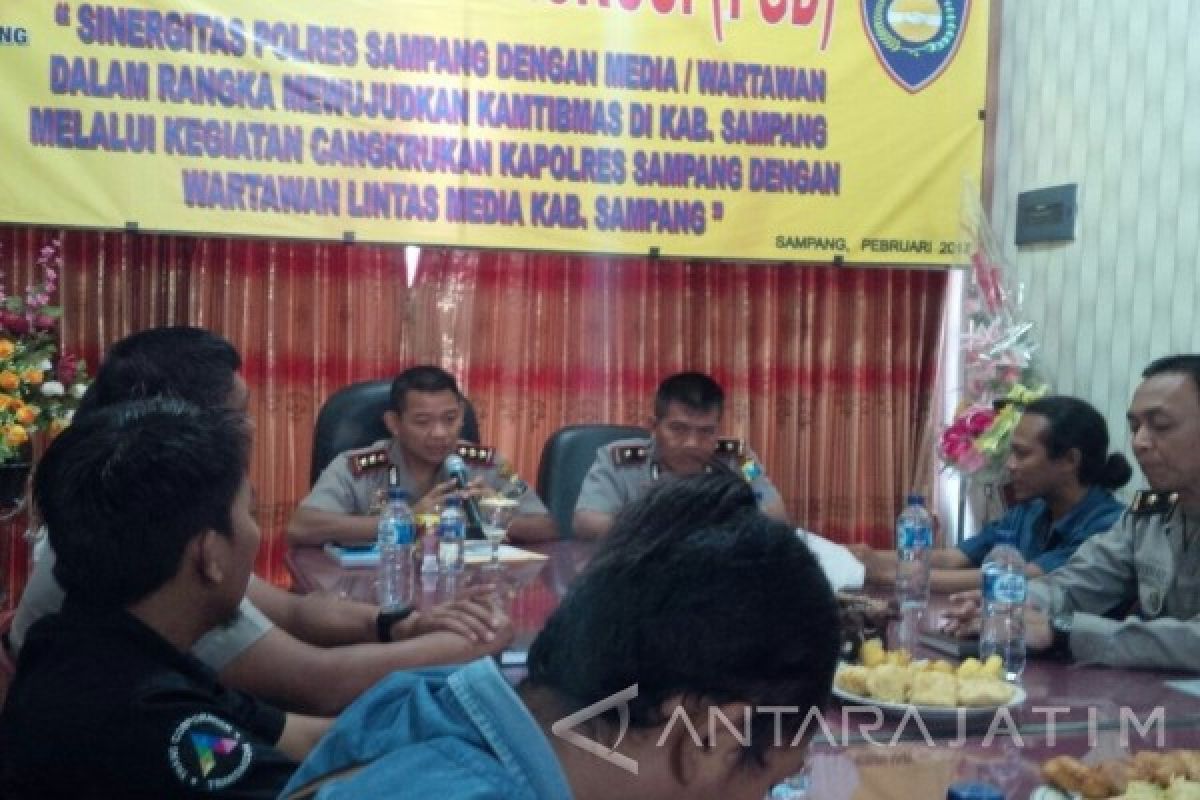 Polres Sampang Ajak Wartawan Perangi Berita Bohong