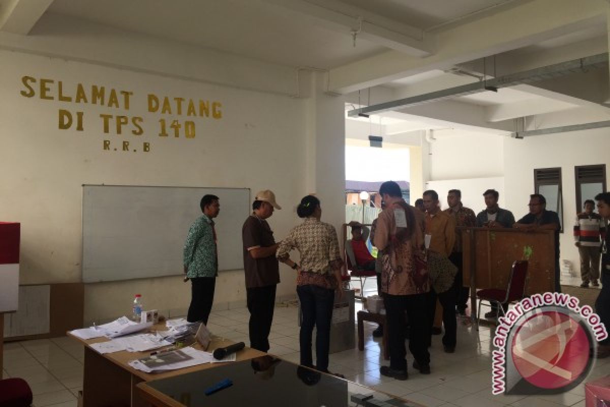 "Rumah gue digusur!", seru warga Rawa Bebek saat pembacaan surat suara