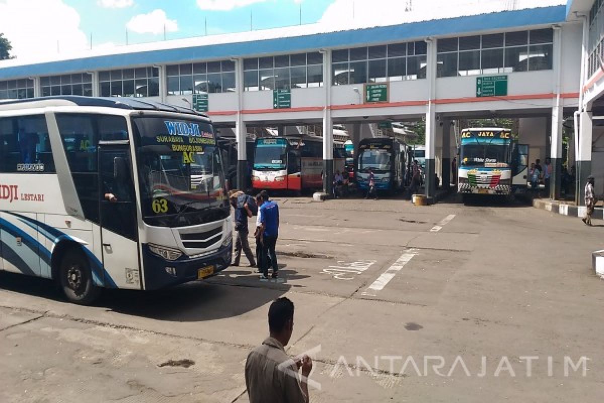 Penumpang Bus di Terminal Purabaya untuk Jarak Pendek Naik (Video)