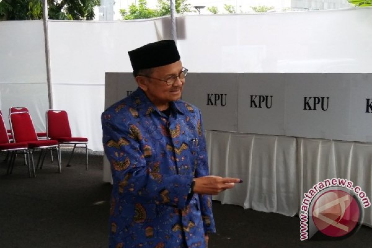 B.J. Habibie mencoblos di TPS Patra Kuningan