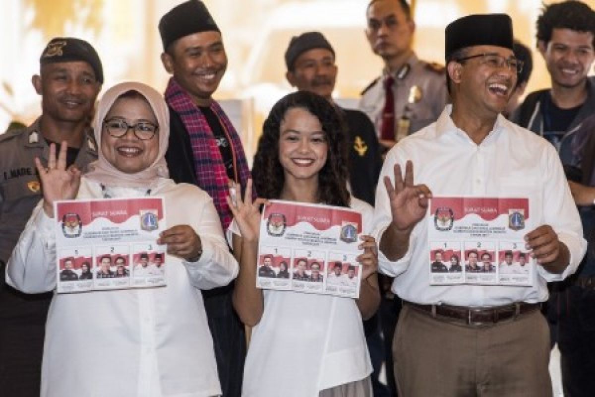 Anies datang ke TPS bersama seluruh keluarga