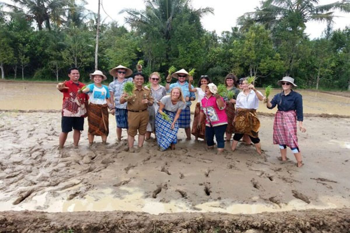 More foreign tourist visit Lampung's Braja village