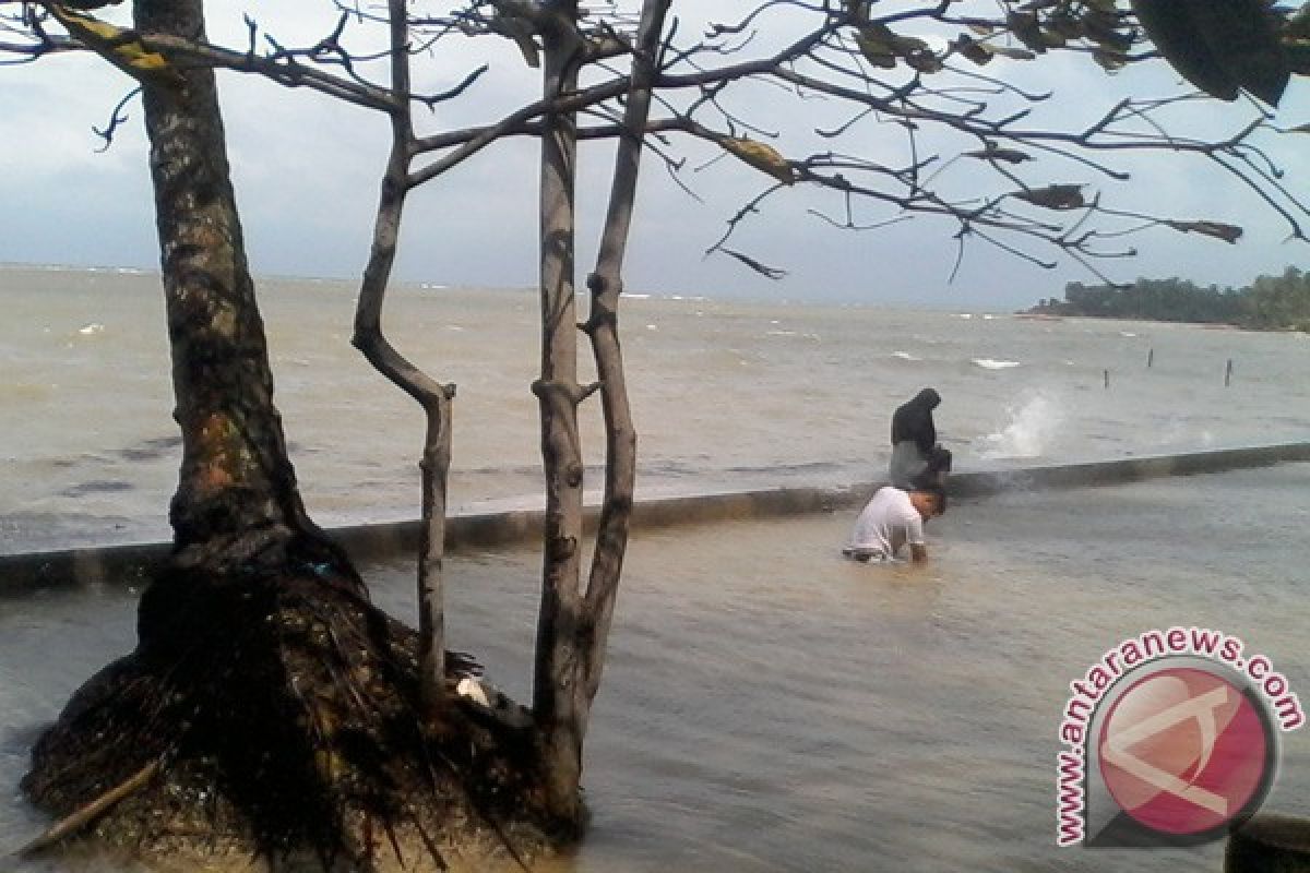 Pesisir Utara Pulau Batam Diterjang Gelombang Tinggi