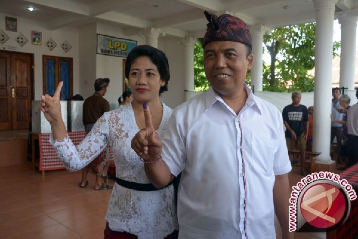 Dewa Sukrawan Coblos Di TPS 9 Bungkulan