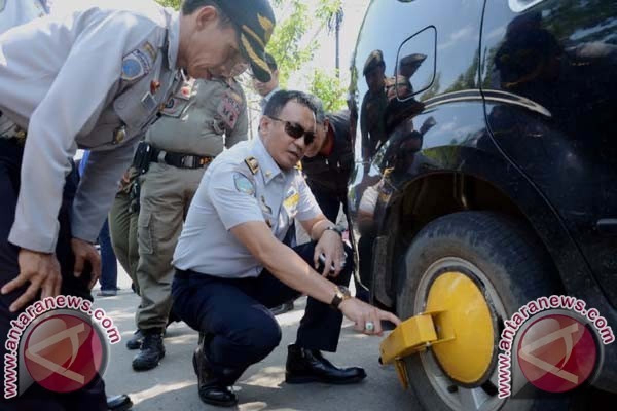 Dishub Makassar Gembok Mobil Parkir Liar 