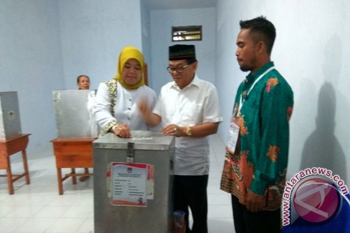 Warga Pangkalan Bun Datangi TPS Walau Hujan 