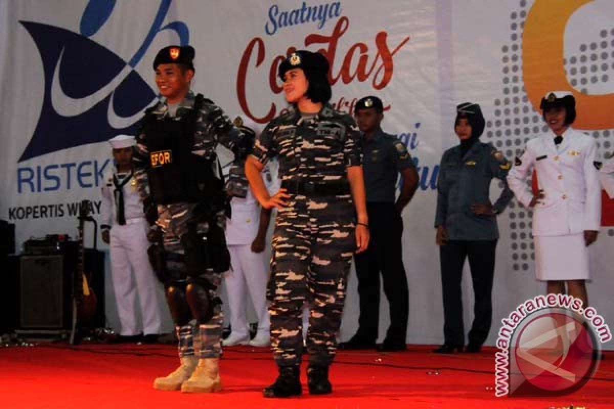 Prajurit Lantamal Menarik Perhatian Pengunjung "Fashion Show"