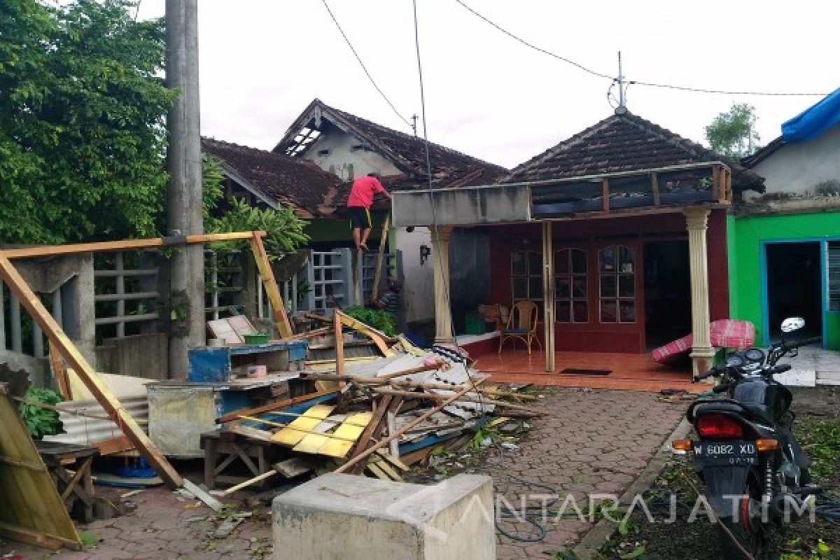 Korban Puting Beliung di Sidoarjo Bersihkan Reruntuhan Bangunan (Video)