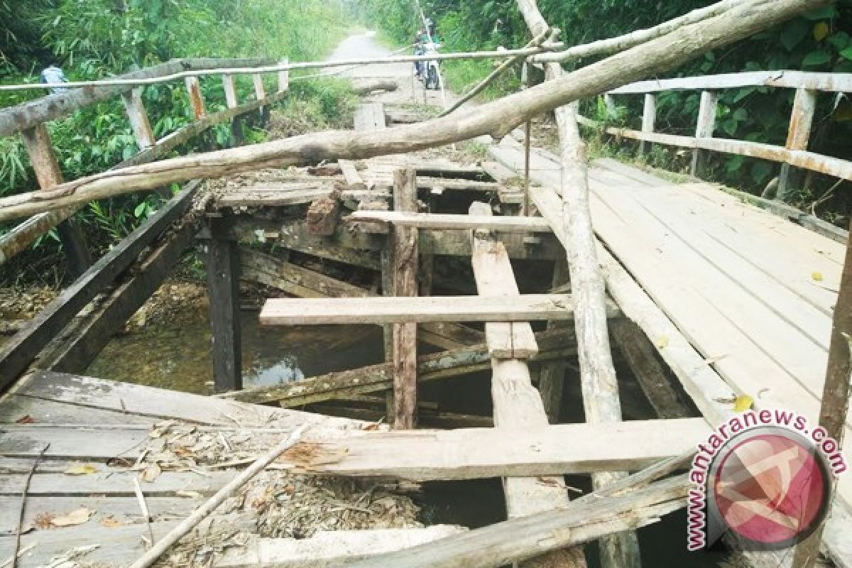 Warga perbatasan perbaiki jembatan dengan swadaya