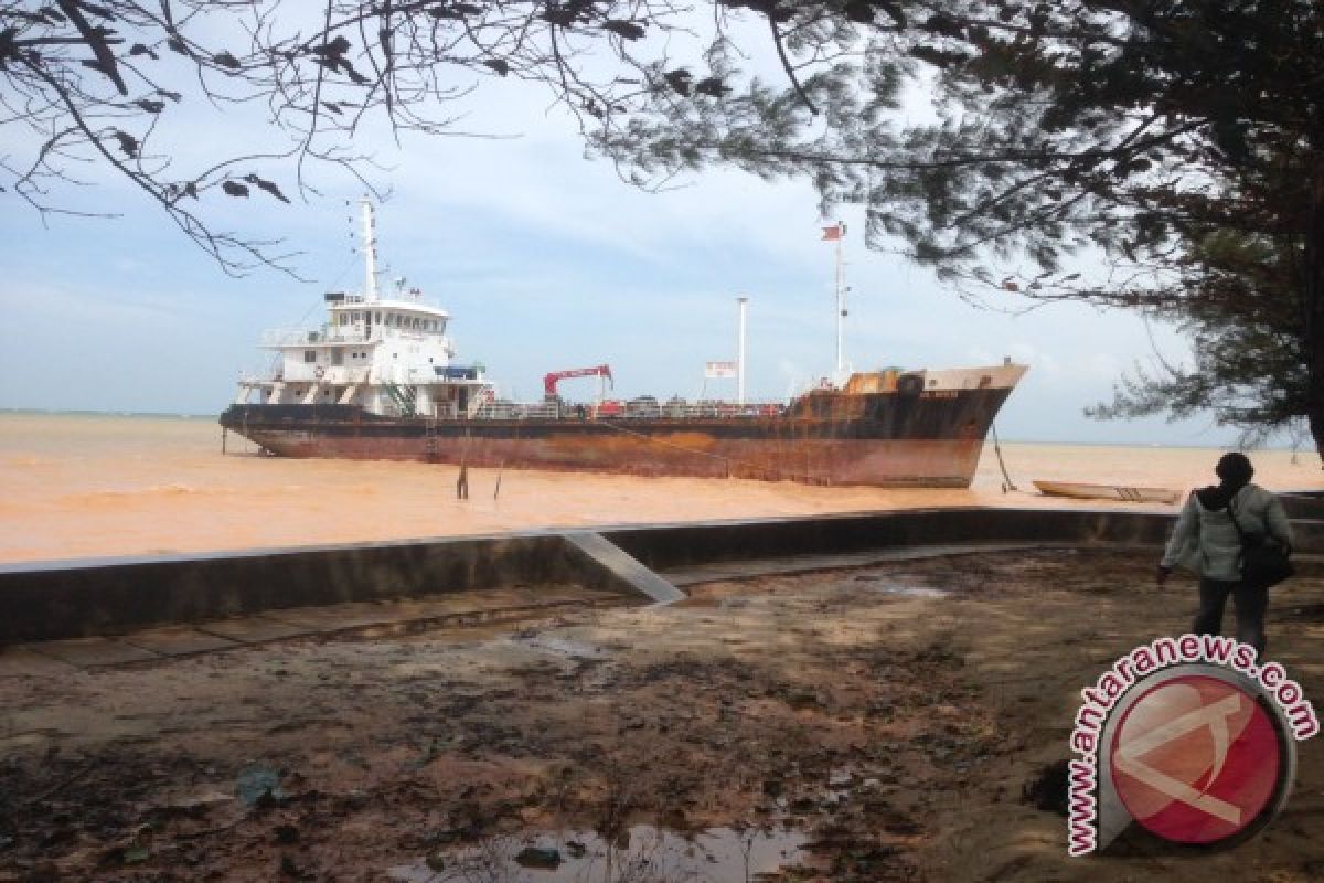 Kapal Tanker Terdampar di Pantai Bemban Batam