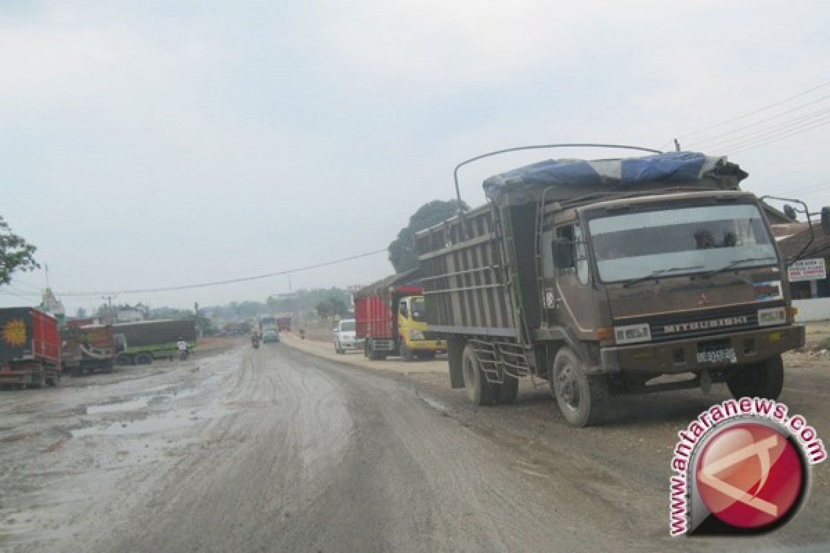 Jalan lintas Prabumulih - Baturaja Sumsel rusak parah