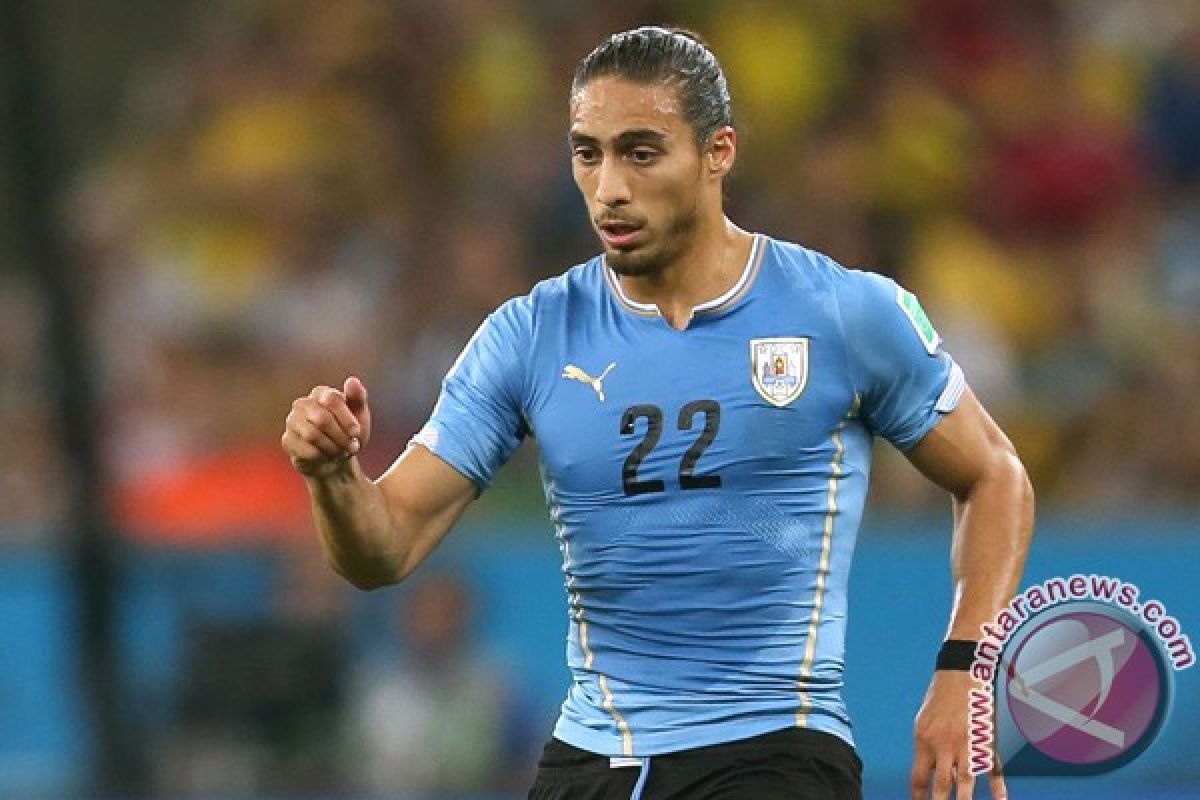 Bek Uruguay Caceres bergabung dengan Uruguay 