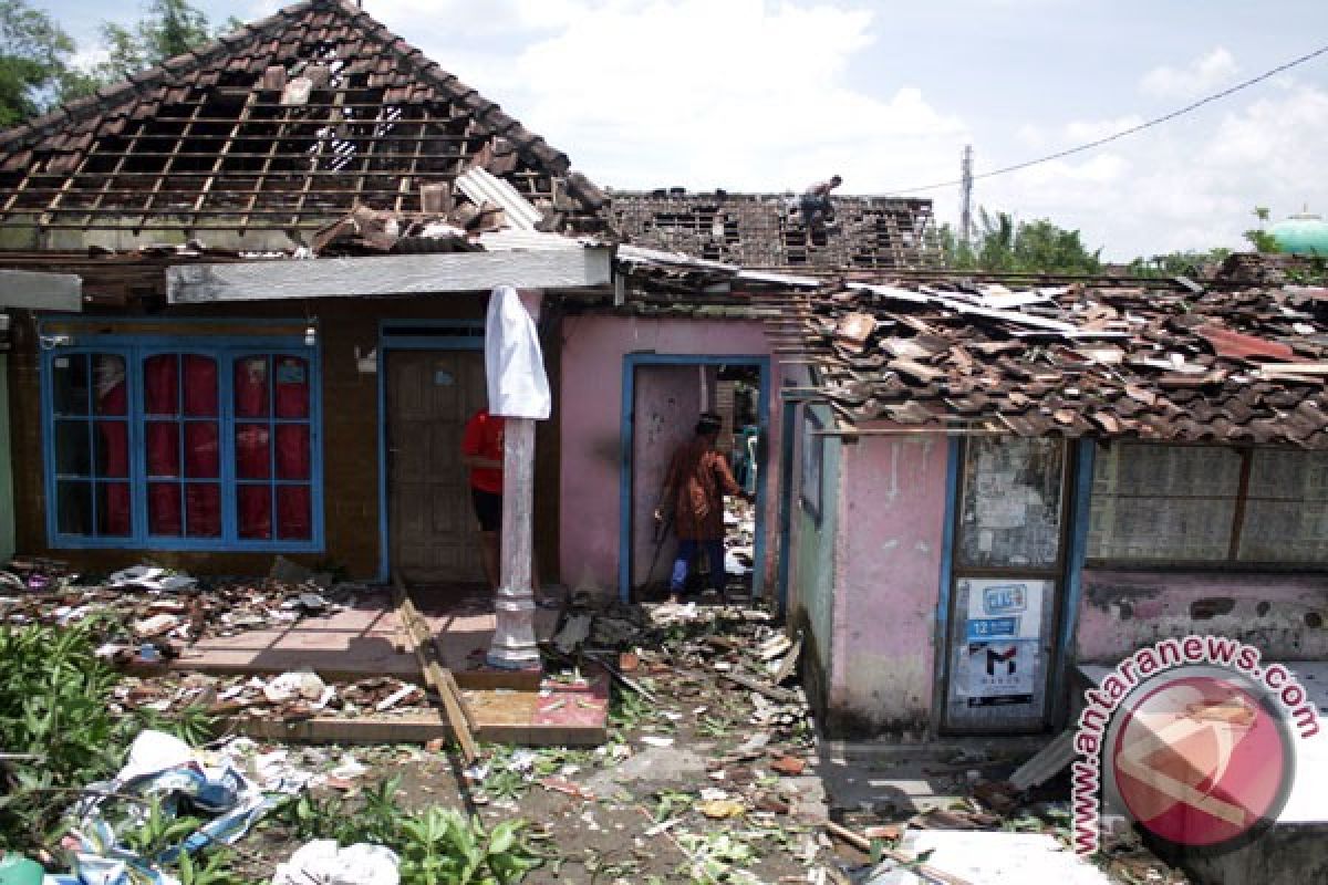 Dua rumah di Bojonegoro roboh diterjang angin