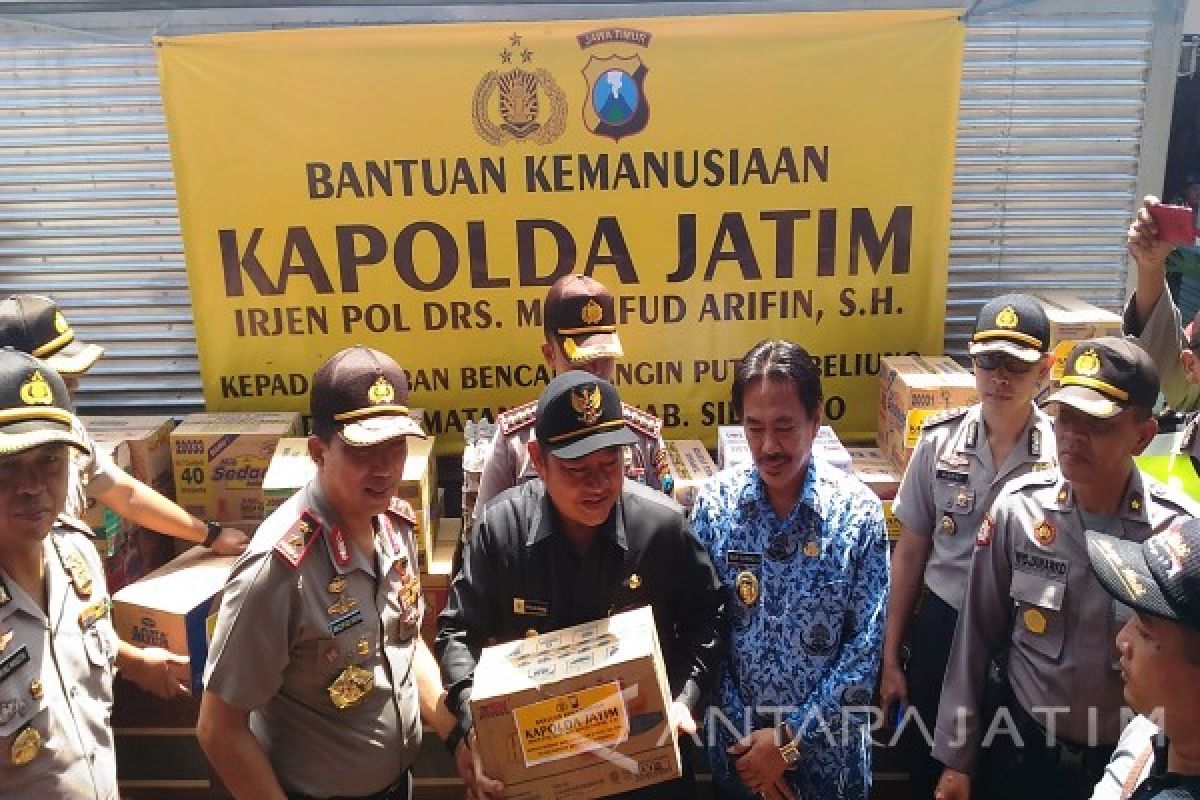 Kapolda Jatim Bantu Korban Puting Beliung Krian (Video)