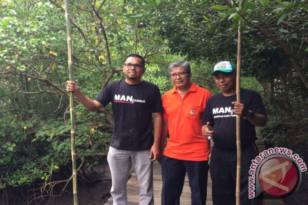 Petugas BPILHL Lakukan Gerakan Kebersihan Di Tahura