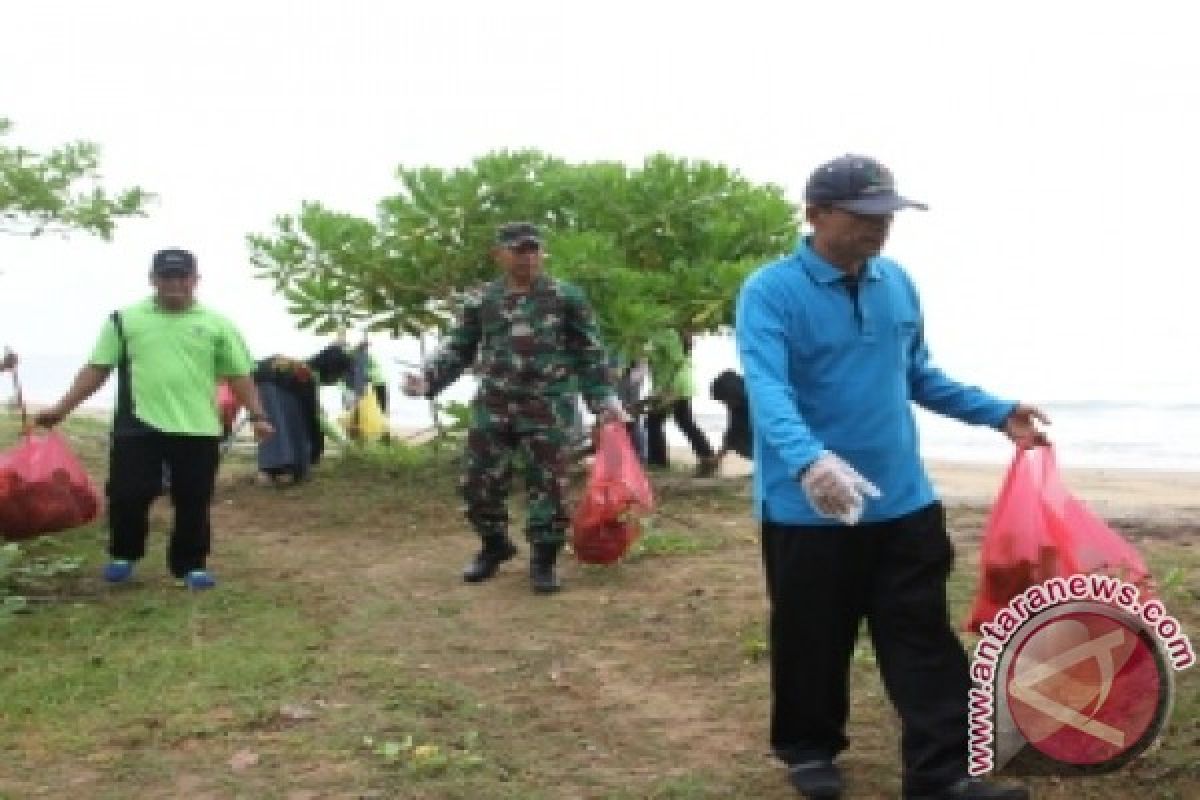 Wabup Penajam Pimpin Aksi Bersih-bersih Pantai 