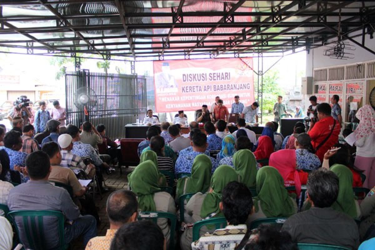 Menyoal KA Babaranjang Bikin Macet Bandarlampung