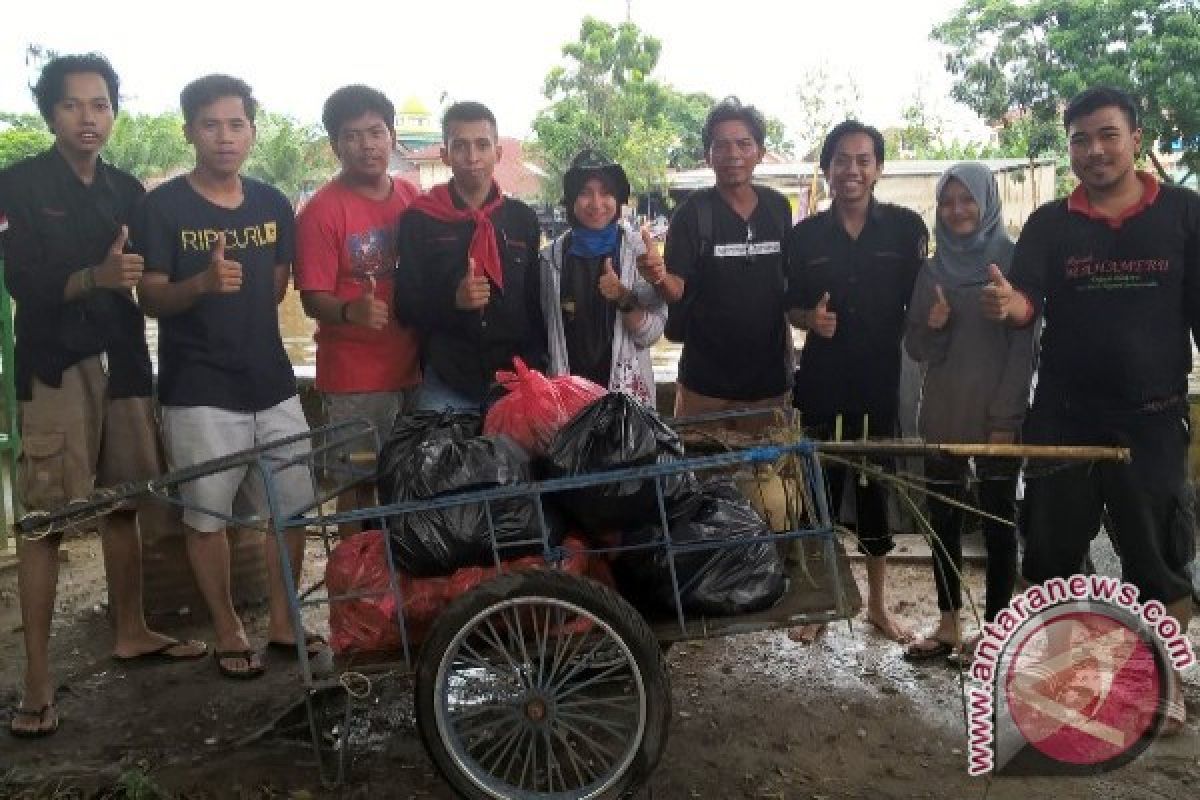 Mapala Mahameru Bantu Bersihkan Sungai Karang Mumus