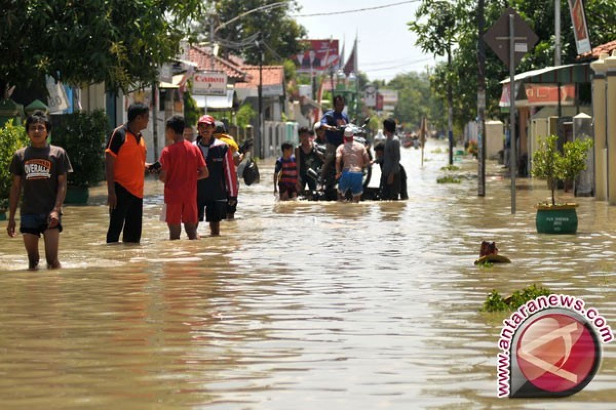 Puluhan Keluarga di Karawang Mengungsi Akibat Banjir Rob