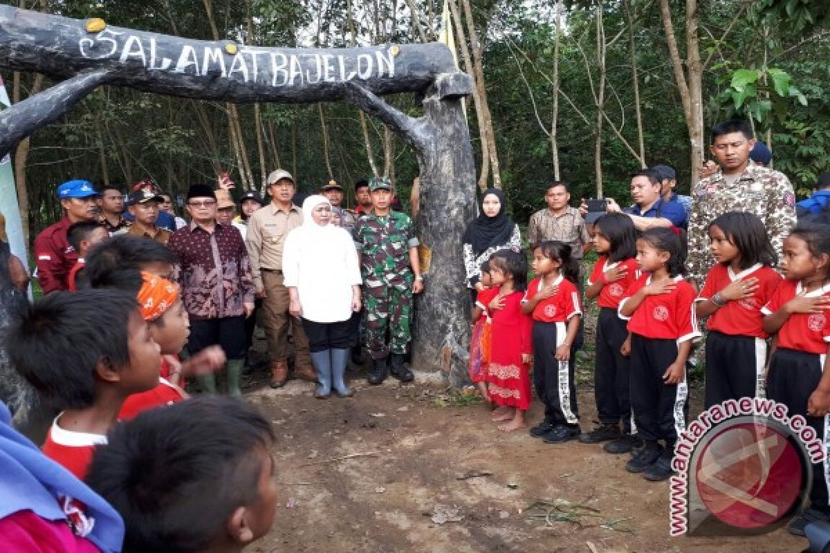 Mensos menangis saat disambut anak-anak SAD Jambi