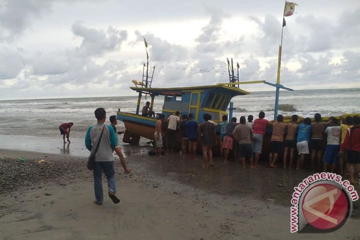 Kapal Pukat Harimau Terdampar Di Pantai Mukomuko