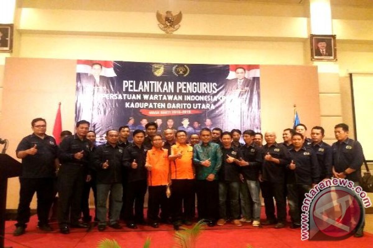 Sekjen PWI Pusat Lantik Pengurus PWI Barito Utara