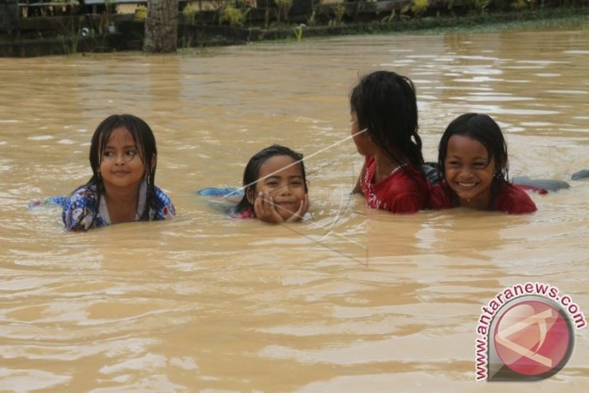 Banjir luapan sungai paksa warga Singkil mengungsi