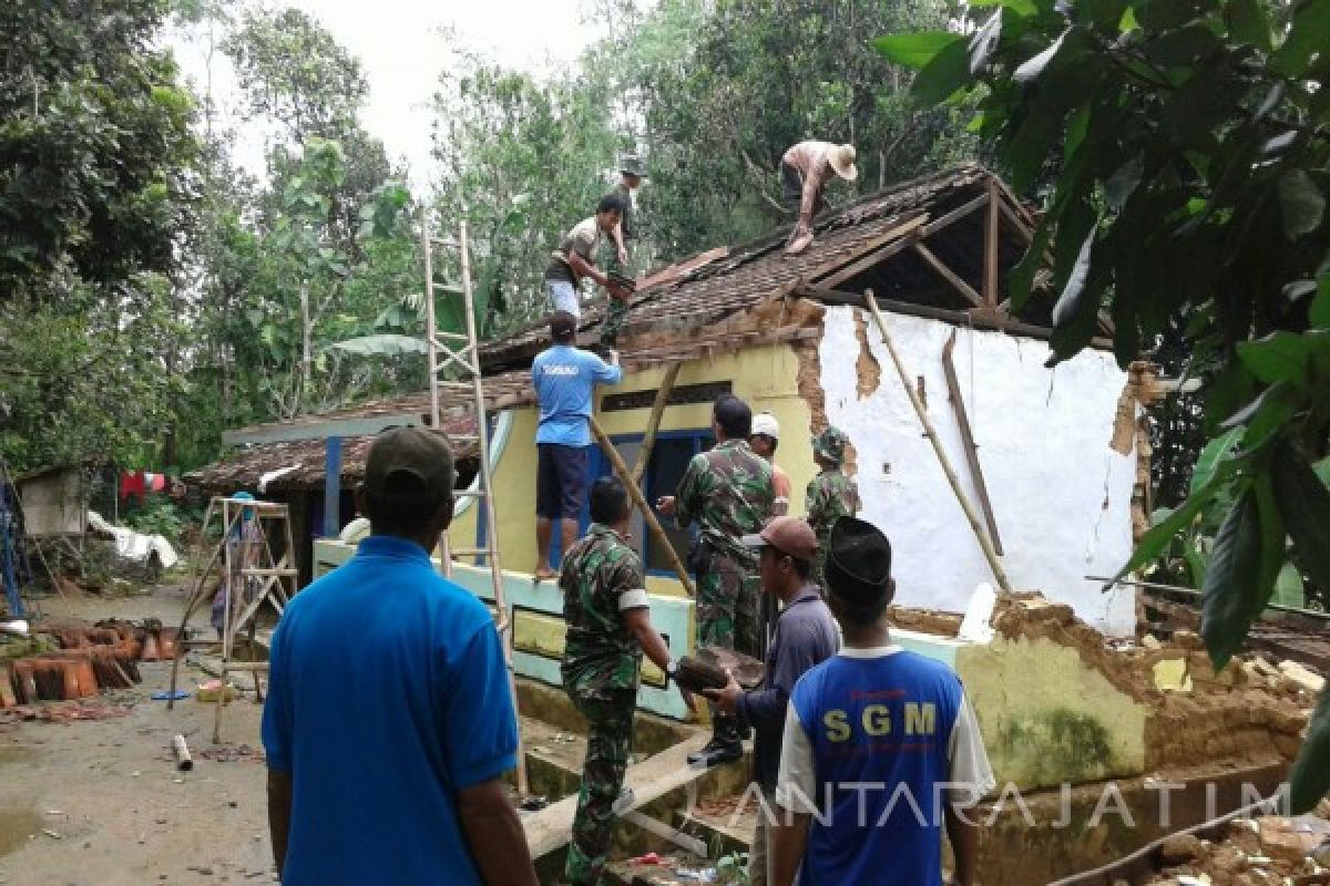 Kodim Pamekasan Bantu Perbaiki Rumah Korban Puting Beliung