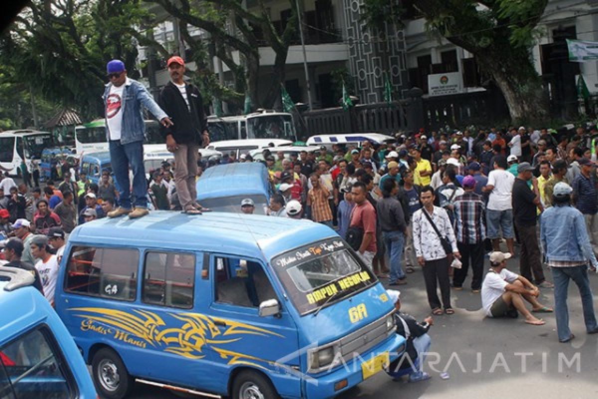 Sopir Angkot Mogok, Pelajar Kota Malang Telantar