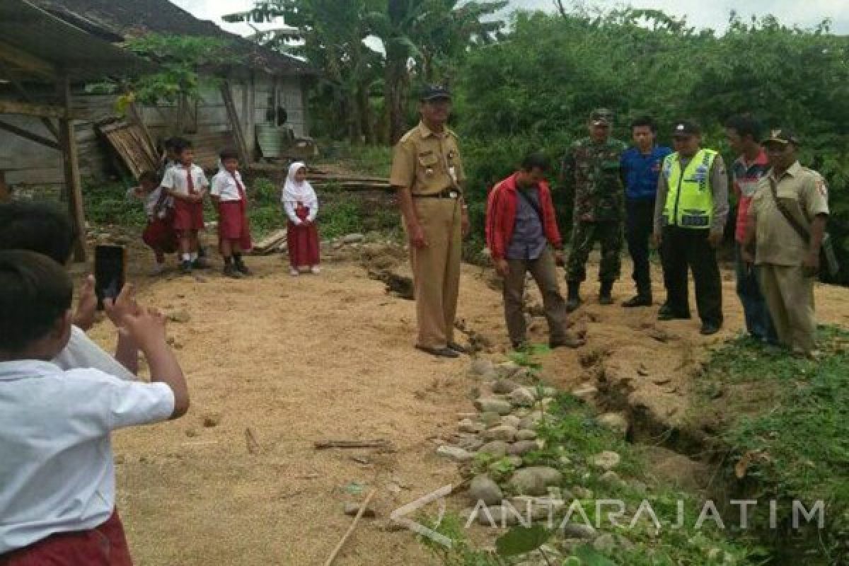 Muspika Ngambon Bojonegoro Minta Korban Longsor Pindah