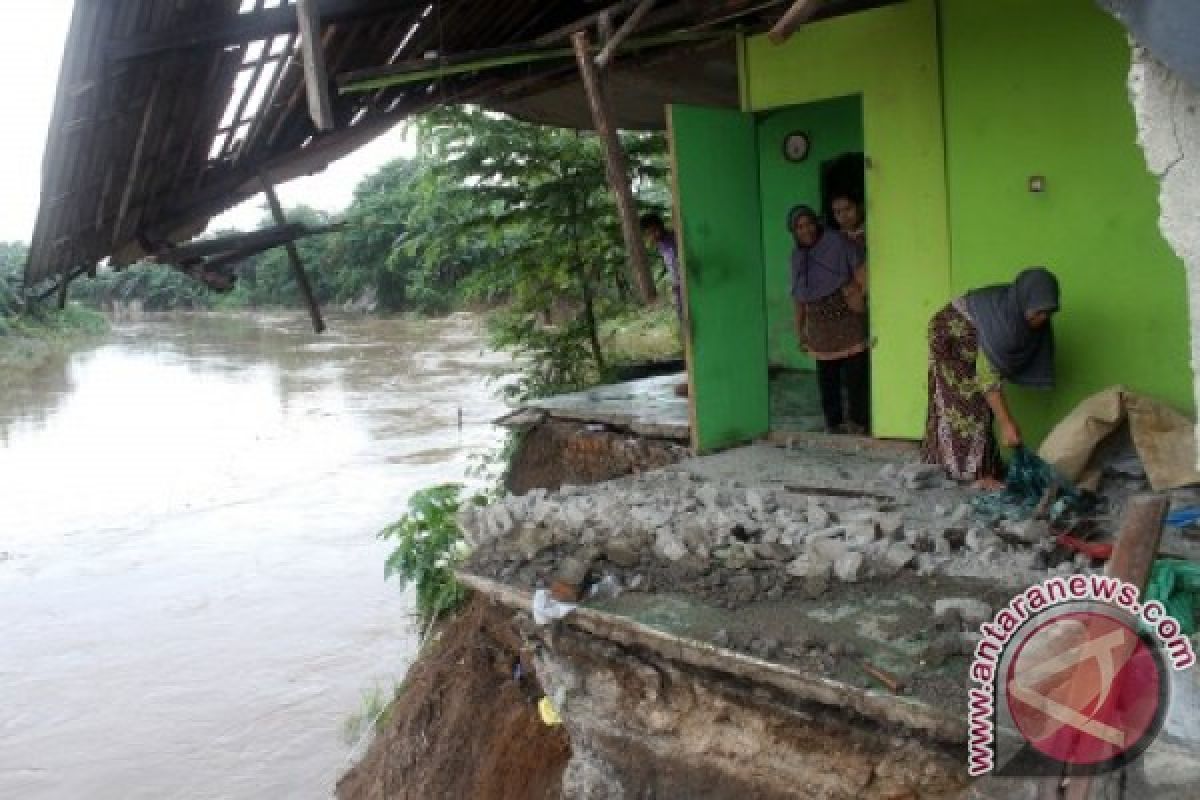 Tujuh Rumah Bekasi Terancam Abrasi Sungai
