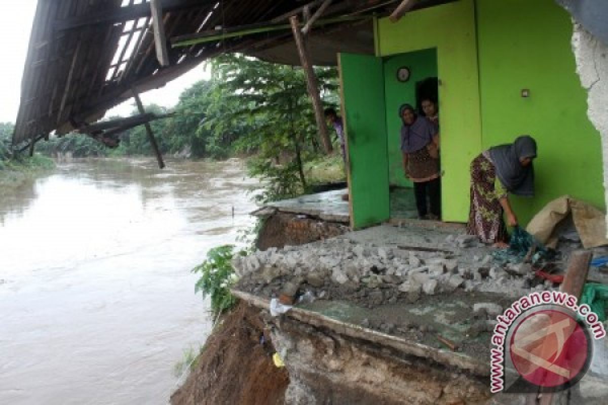 Longsor Melanda Empat Kawasan Jatiasih Bekasi