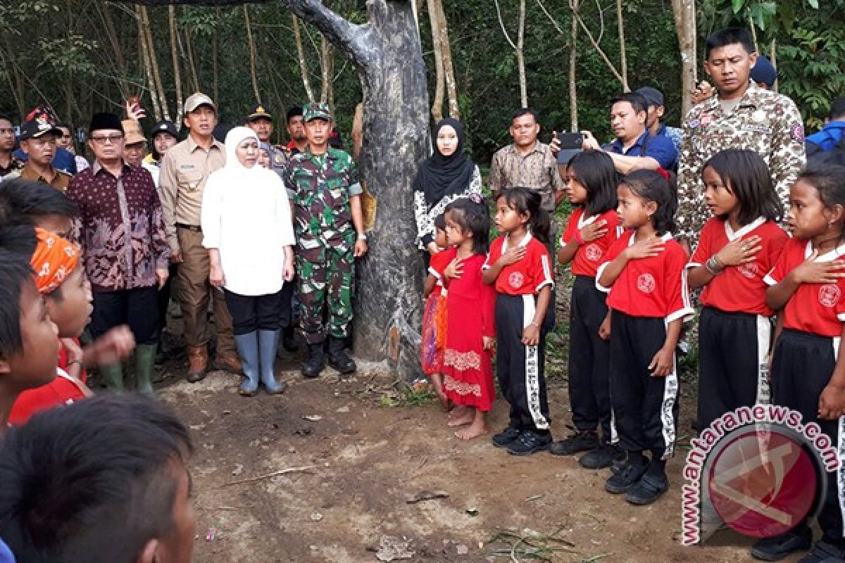 Mensos menangis saat disambut Suku Anak Dalam