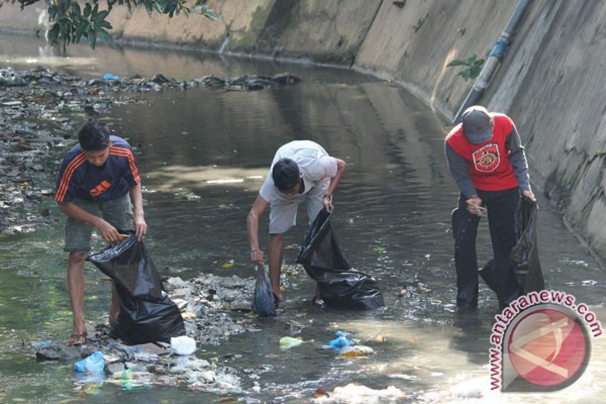Puluhan ribu warga Banjarbaru bersihkan sampah 