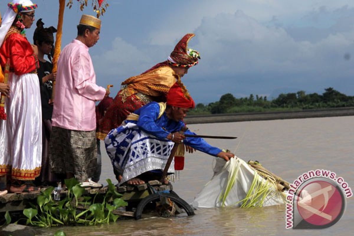 Bupati ajak rakyatnya tak tinggalkan Tolak Bala