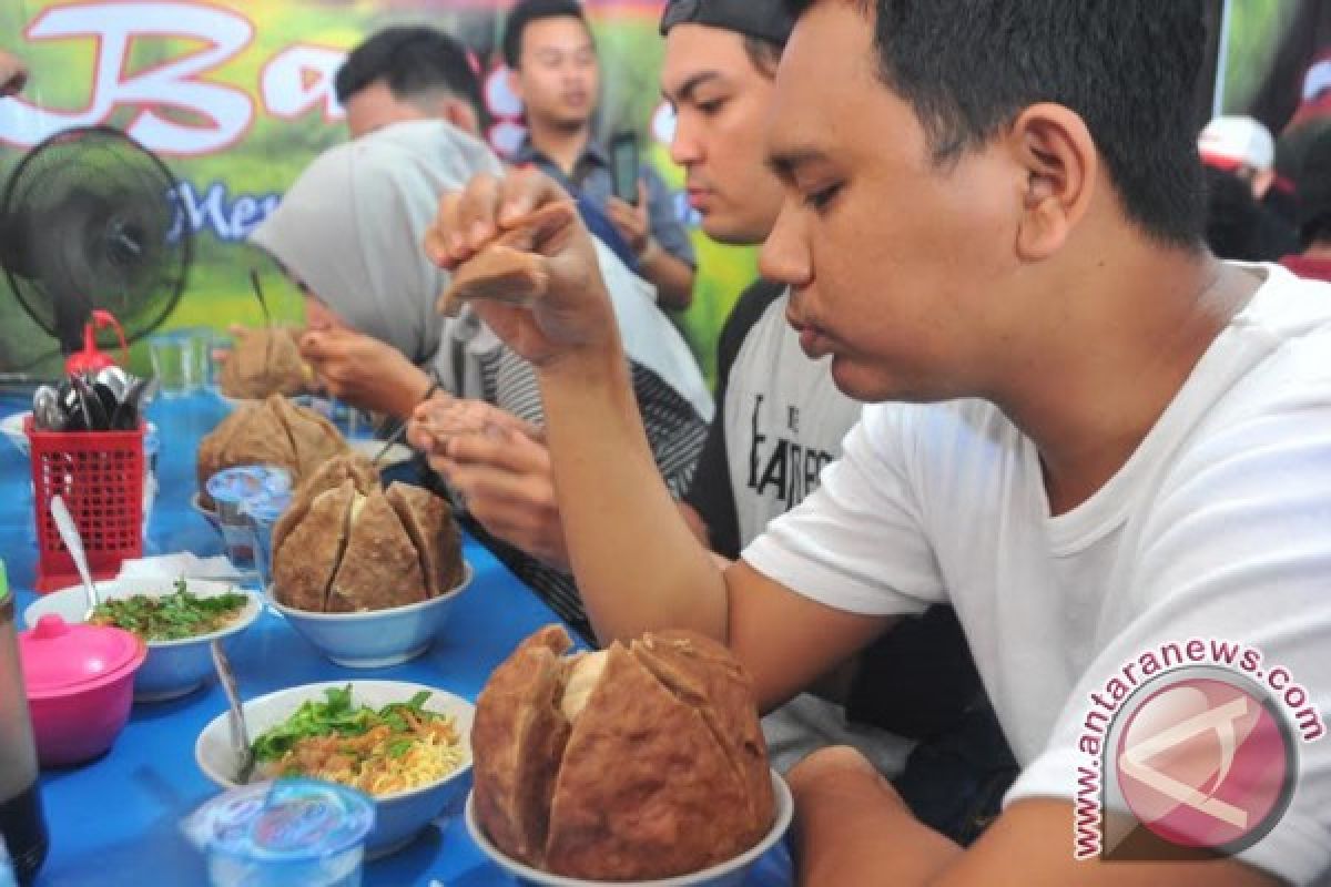 Peserta lomba habiskan bakso dua kilogram