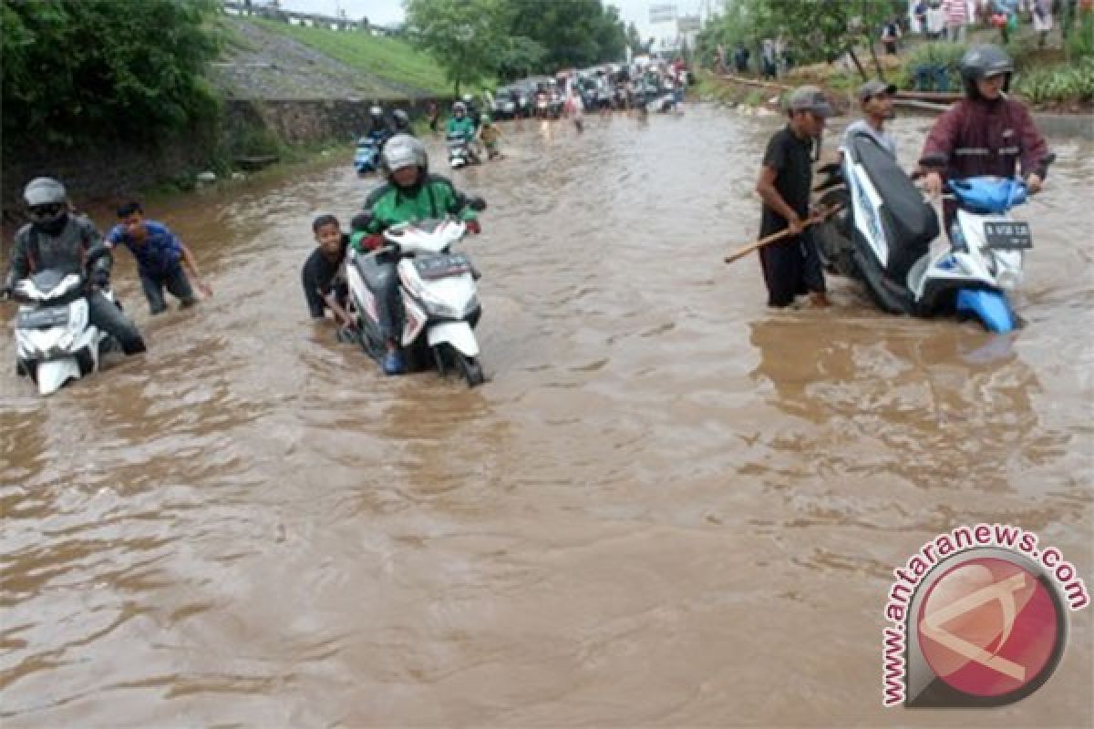 Kemacetan panjang di Kalimalang, Bekasi, dipicu banjir