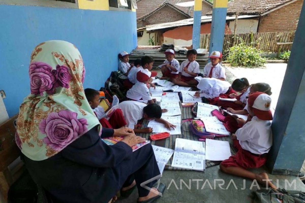 Puluhan Siswa di Jember Belajar di Teras Sekolah (Video)