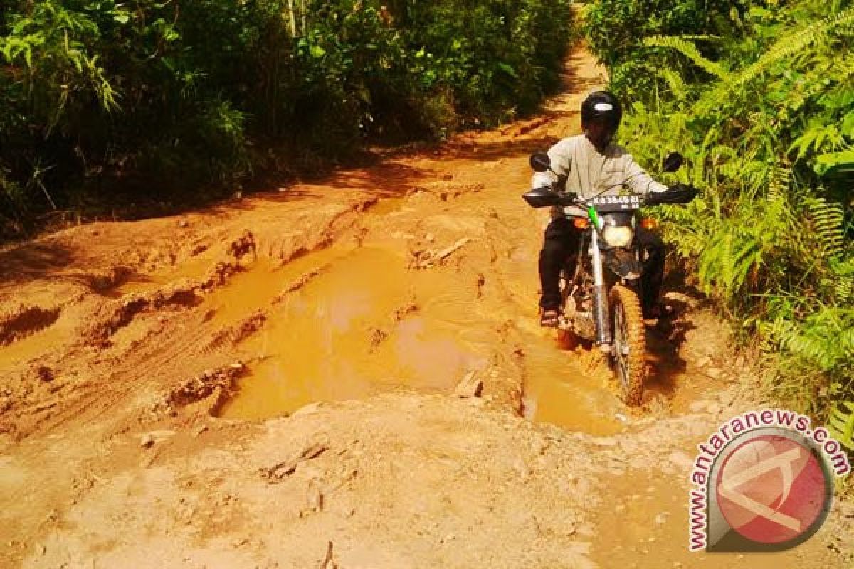 Pekerjaan berat bangun infrastruktur Sintang