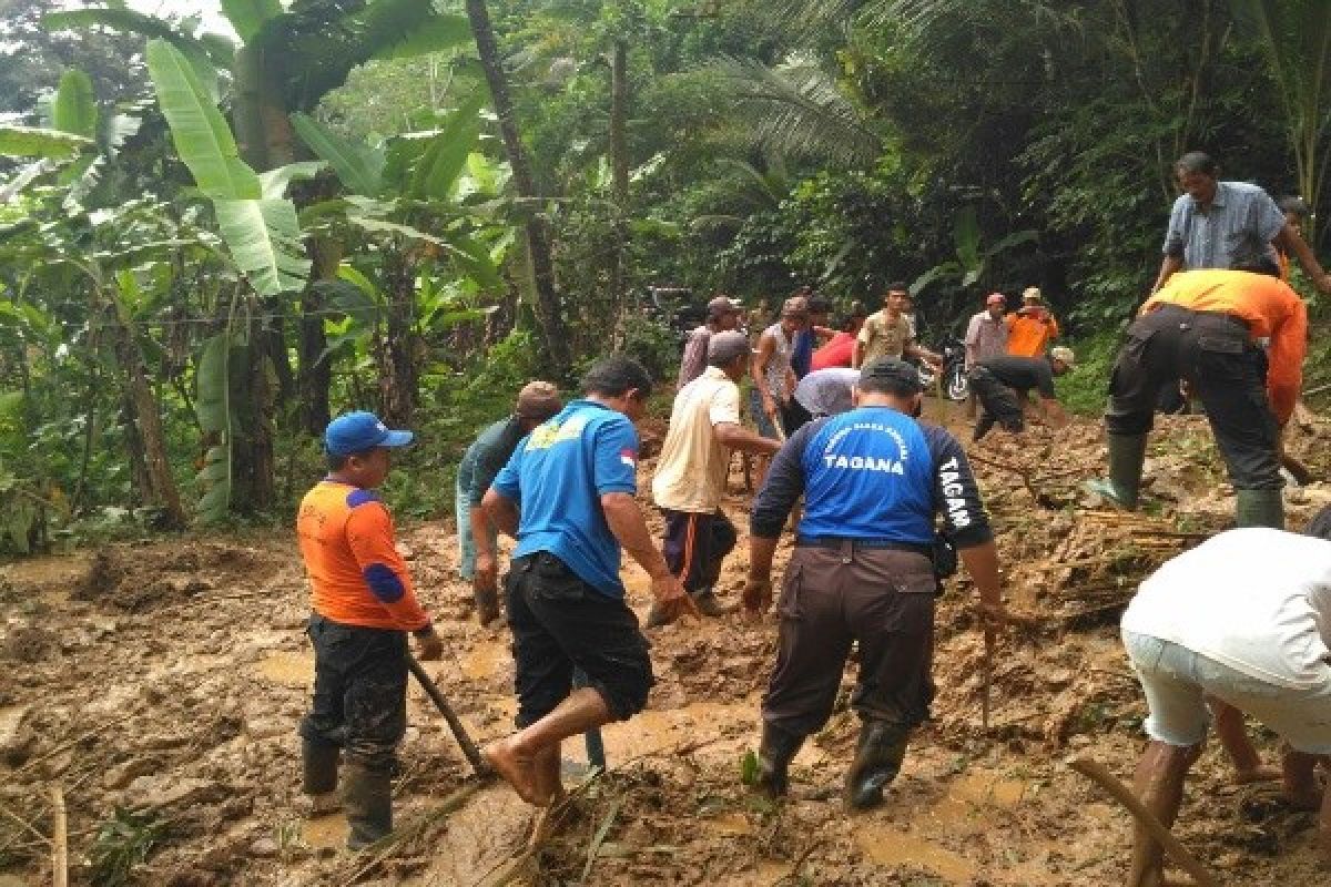 Tebing Longsor Tutup Jalan Di Banyumas