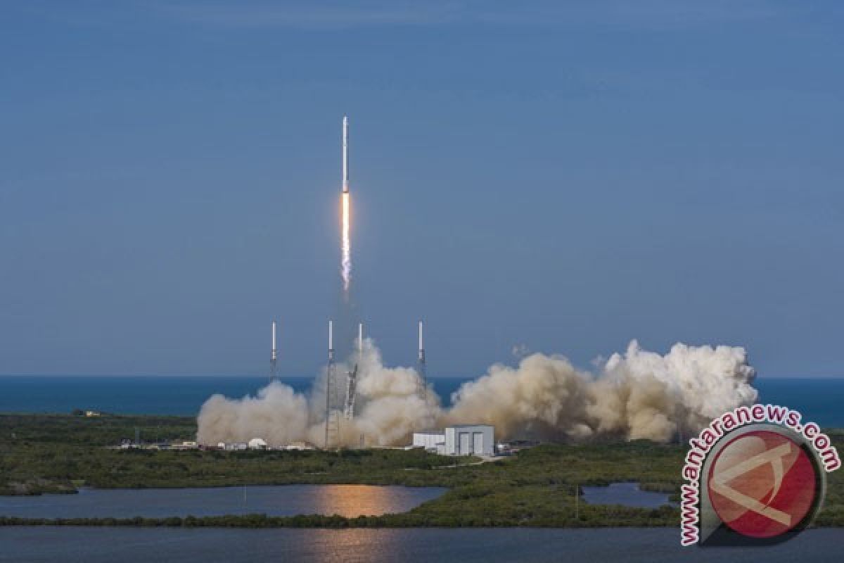Roket SpaceX Meluncur Dari Landasan Bersejarah NASA