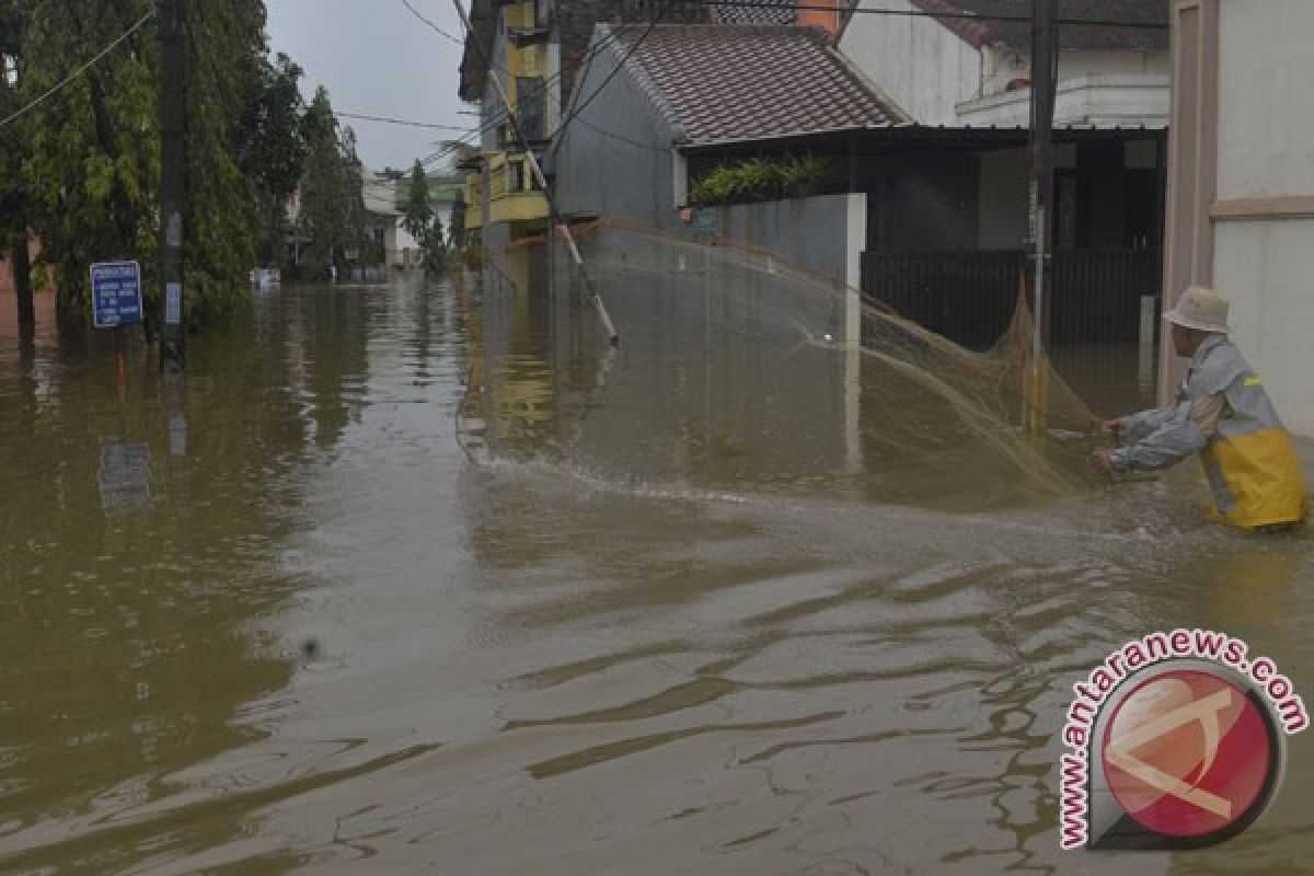 Perumahan Harapan Baru terendam banjir akibat tanggul jebol